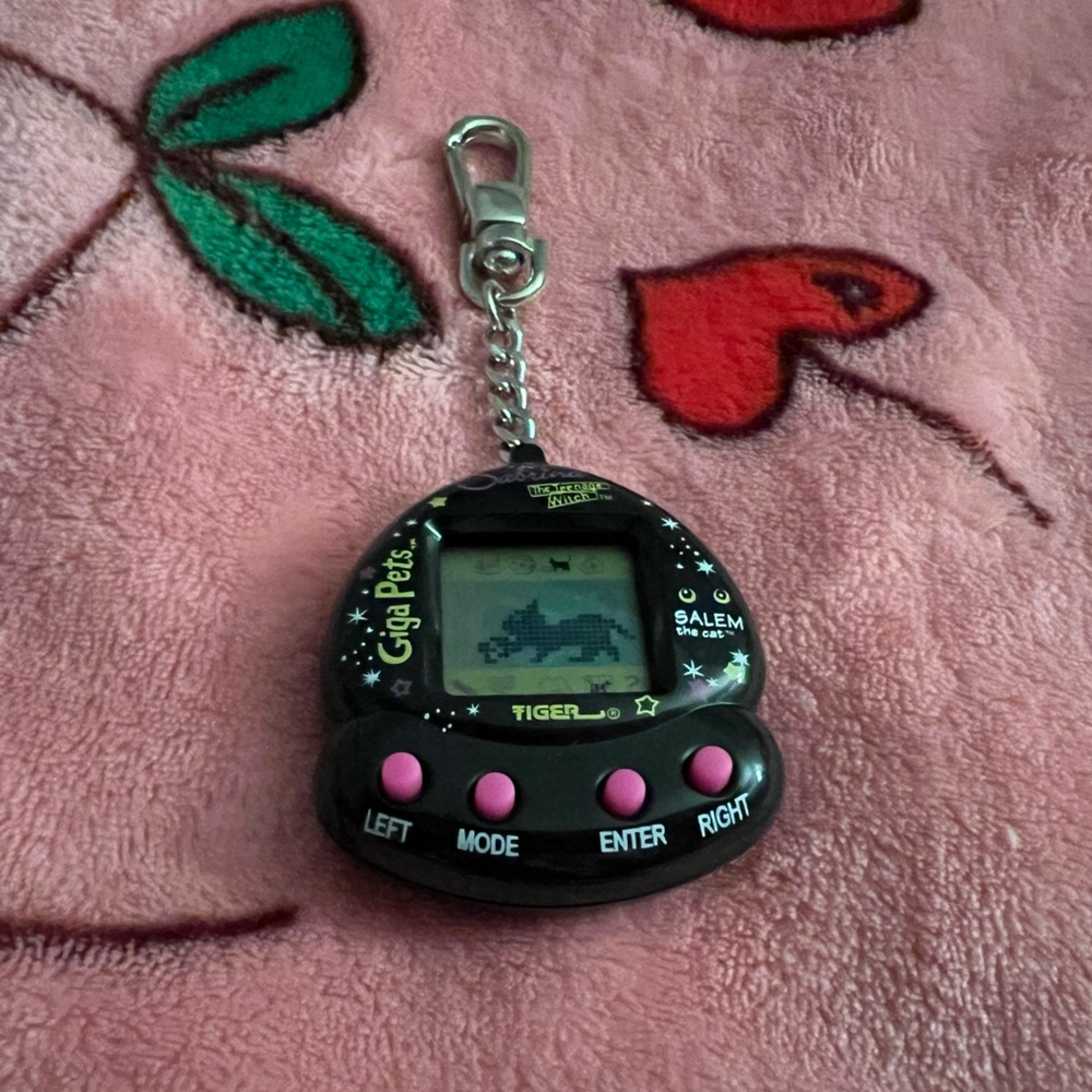 🐈‍⬛ Sabrina the Teenage Witch Giga Pets Keychain 🚘 💻 🐾 y2k 90´s toy electronic🍦🐱